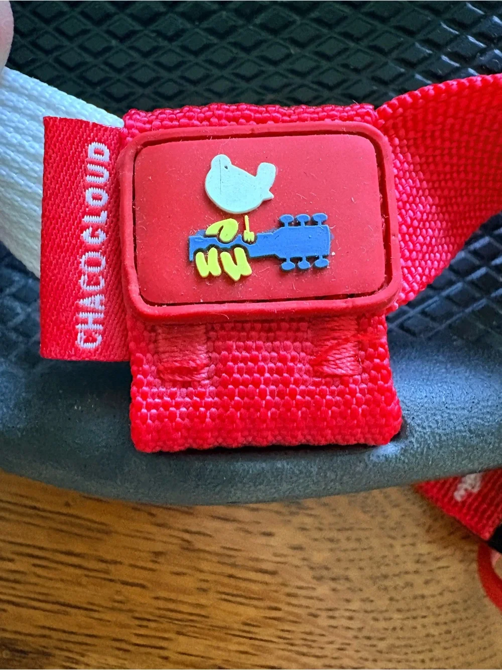 Chacos Cloud women’s 8 Blue, red & yellow Woodstock/Guitar Active Strap Sandals